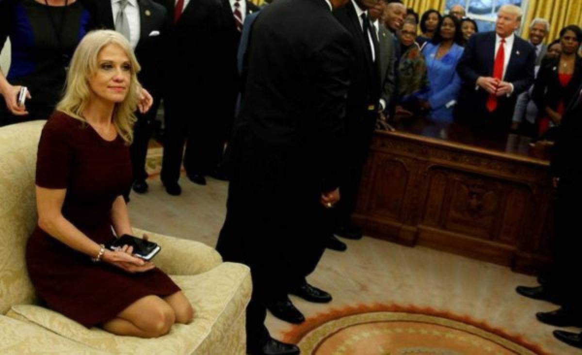 Asesora de Trump criticada por sentarse con los pies encima de un sofá del salón Oval   