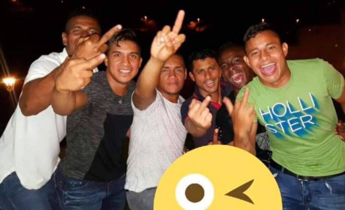 Jugadores del Olimpia serán castigados por hacer señas ofensivas en una foto