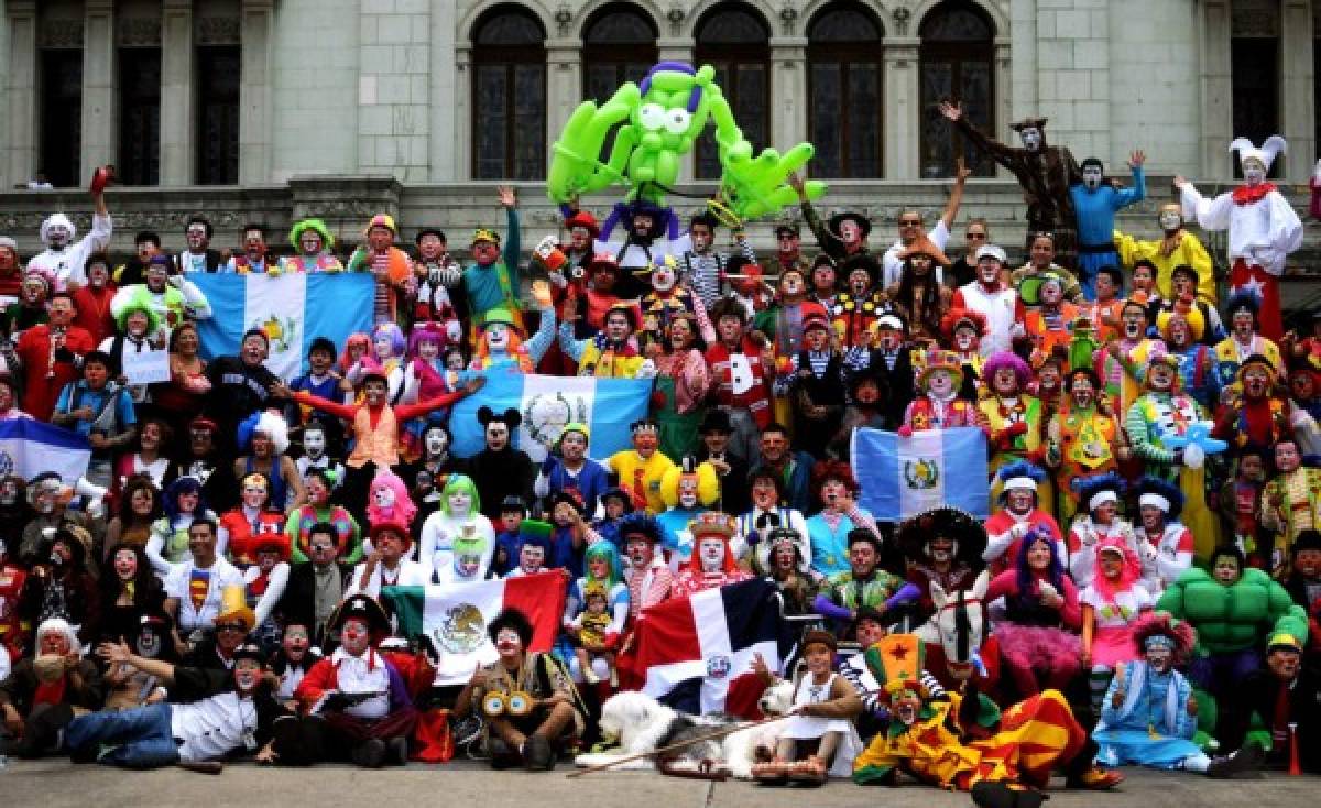 Payasos guatemaltecos marchan en la capital para festejar su día nacional