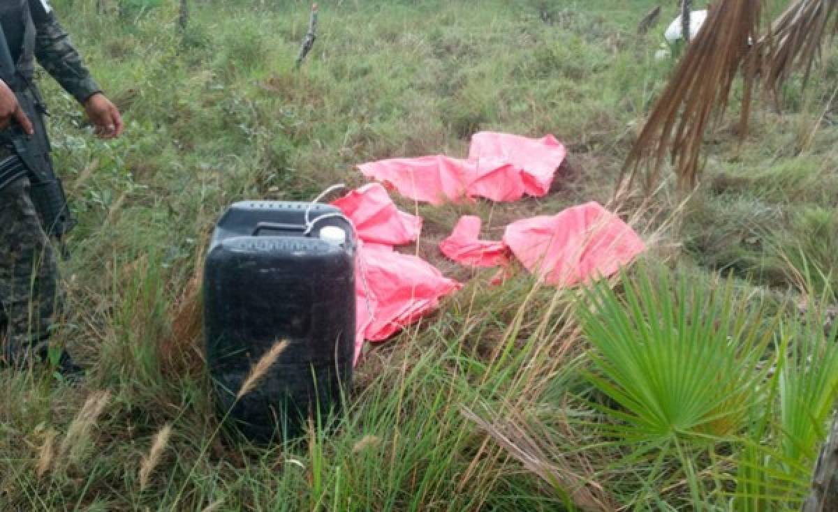 Los traficantes quemaron la avioneta rociándola con combustible.