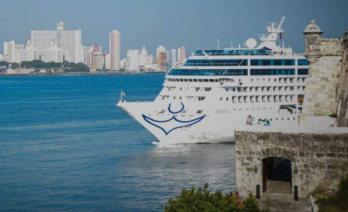 Atraca en La Habana el primer crucero entre EEUU y Cuba en medio siglo