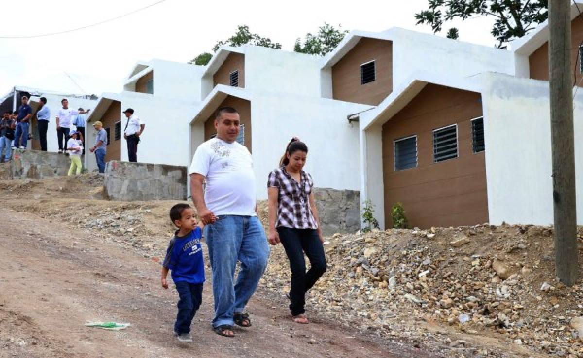 Siete familias hondureñas reciben la llave de su casa