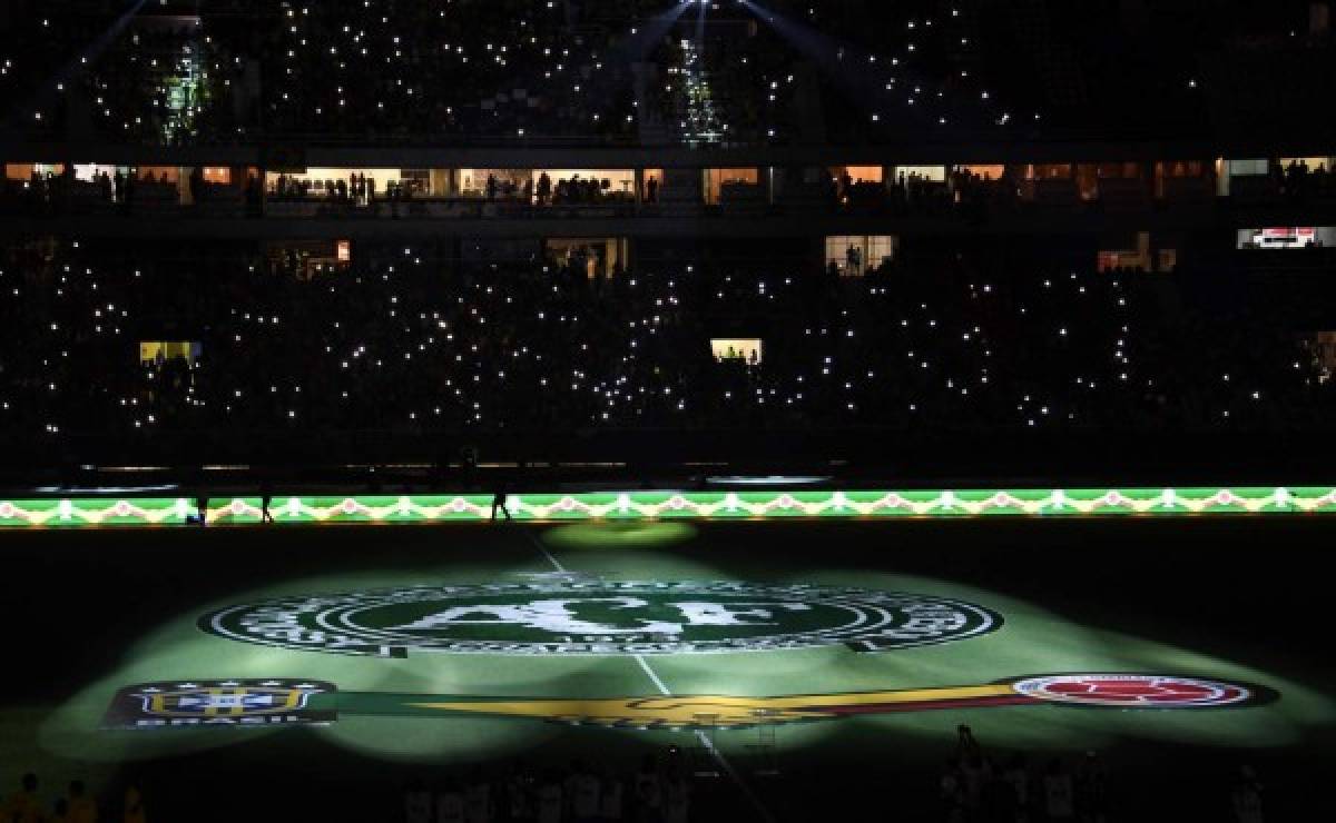 Emotivo homenaje al Chapecoense en amistoso Brasil-Colombia  