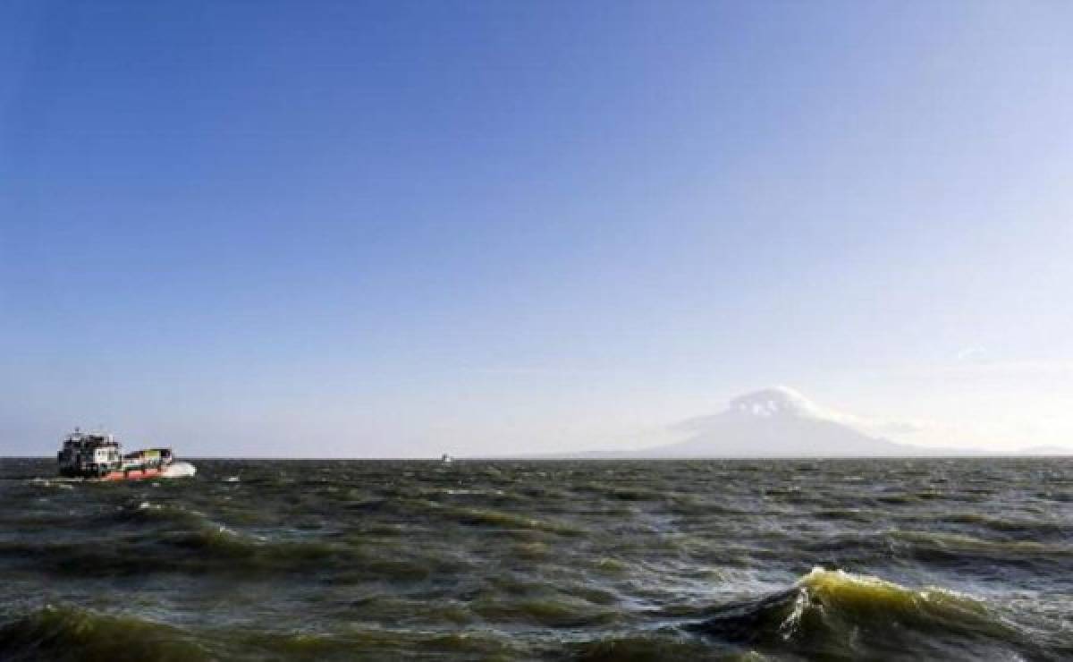 Rescatan a ocho pescadores tras naufragio de embarcación  