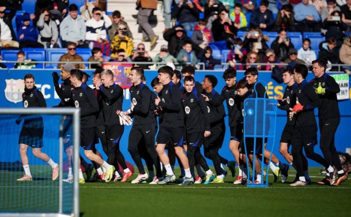 Barcelona abre las puertas en entrenamiento y llegan miles de aficionados