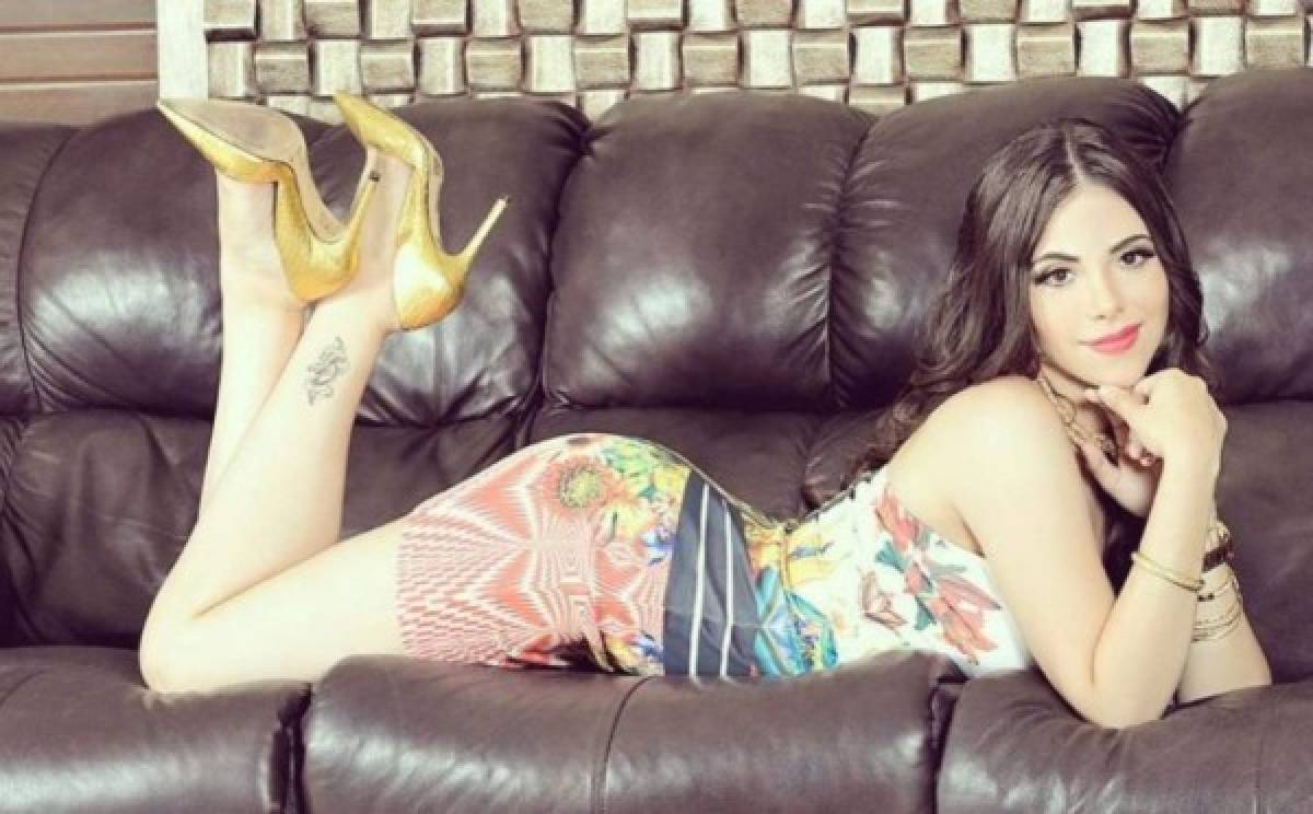 Presentadora mexicana se levanta su vestido en pleno programa para mostrar tatuaje