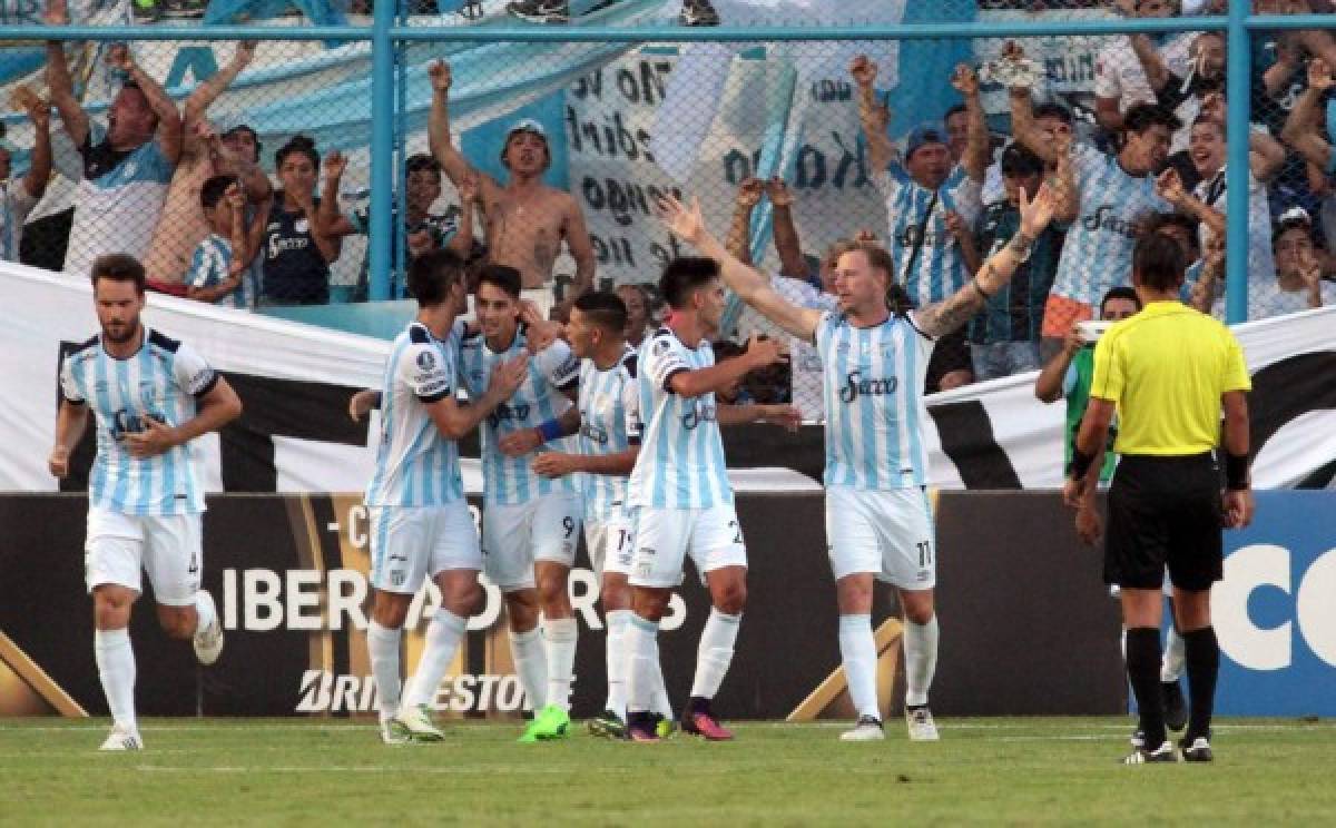 Los jugadores celebran su victoria. Foto AFP