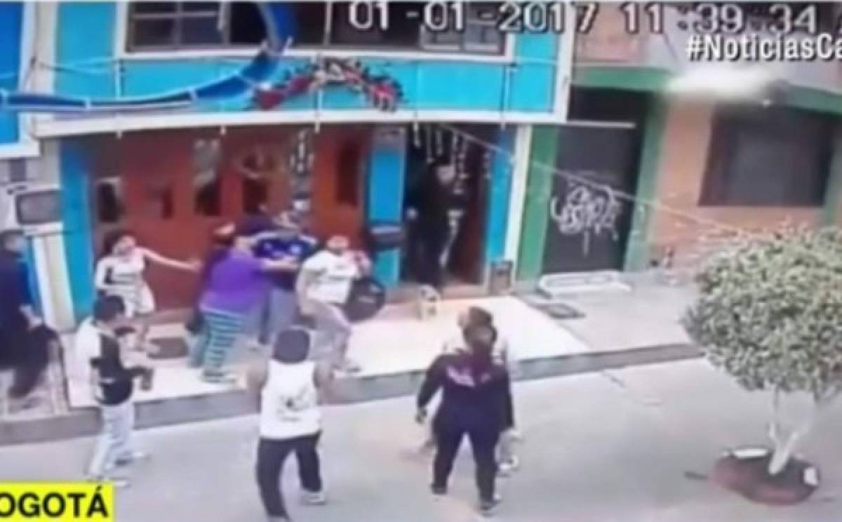 Hombres apuñalan a joven colombiano por portar una camisa de un equipo rival