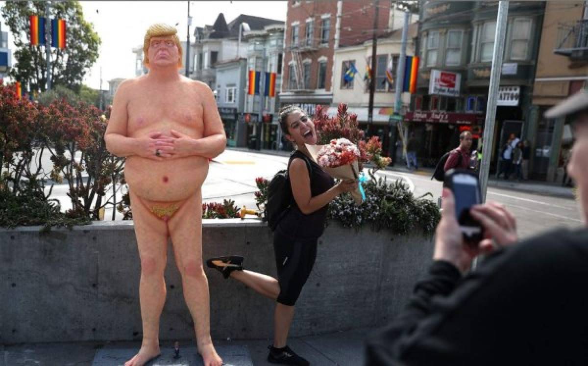 Estatua poco favorecedora de Trump desnudo causa asombro en Nueva York  