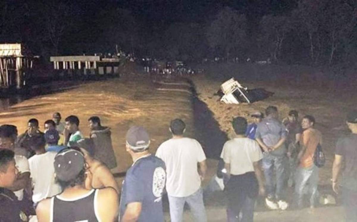 Rescatan a 15 personas en Guatemala tras volcar un camión en un río