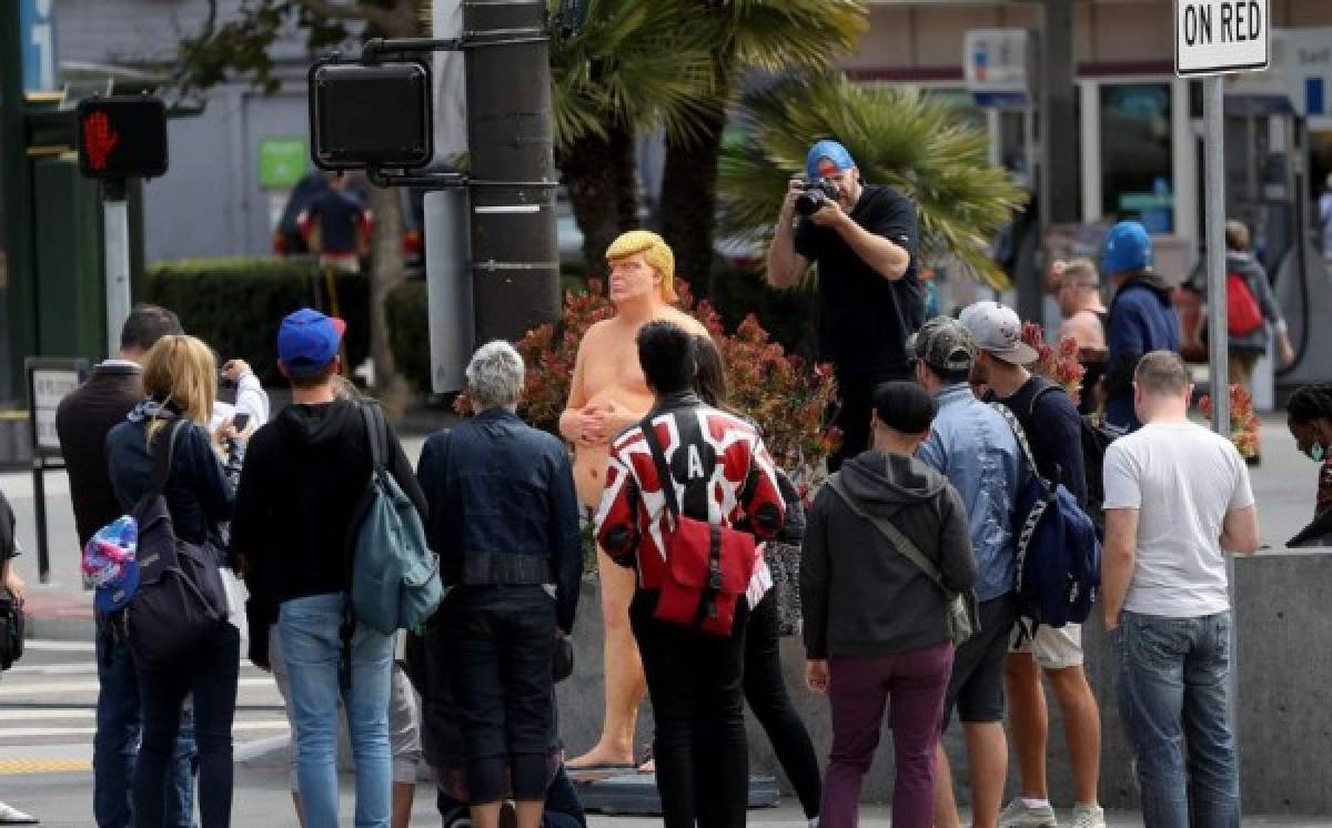 Estatua poco favorecedora de Trump desnudo causa asombro en Nueva York  