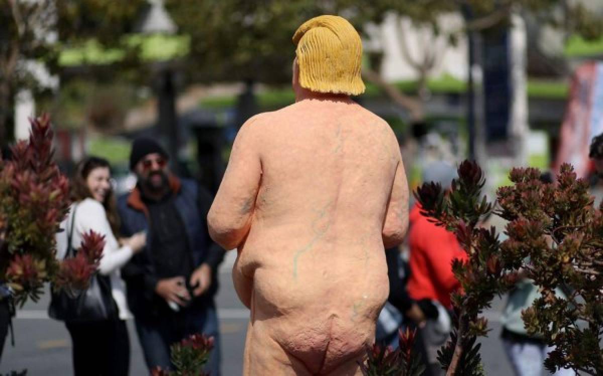 Estatua poco favorecedora de Trump desnudo causa asombro en Nueva York  