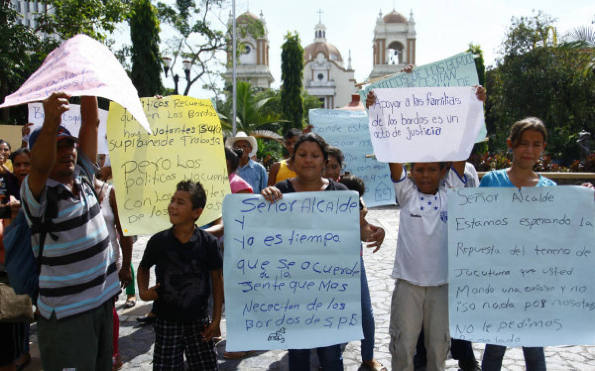 Pobladores de los bordos de San Pedro Sula protestan por engaños