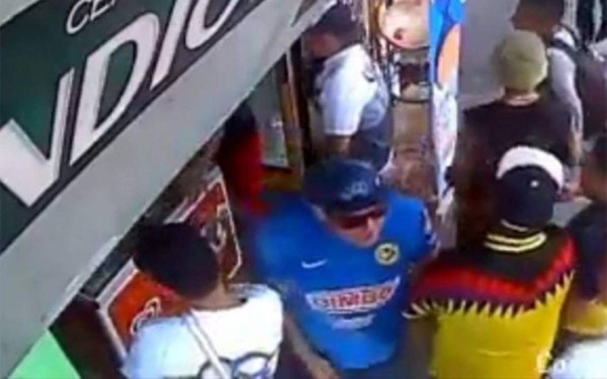 Video capta a aficionados del América 'robando'