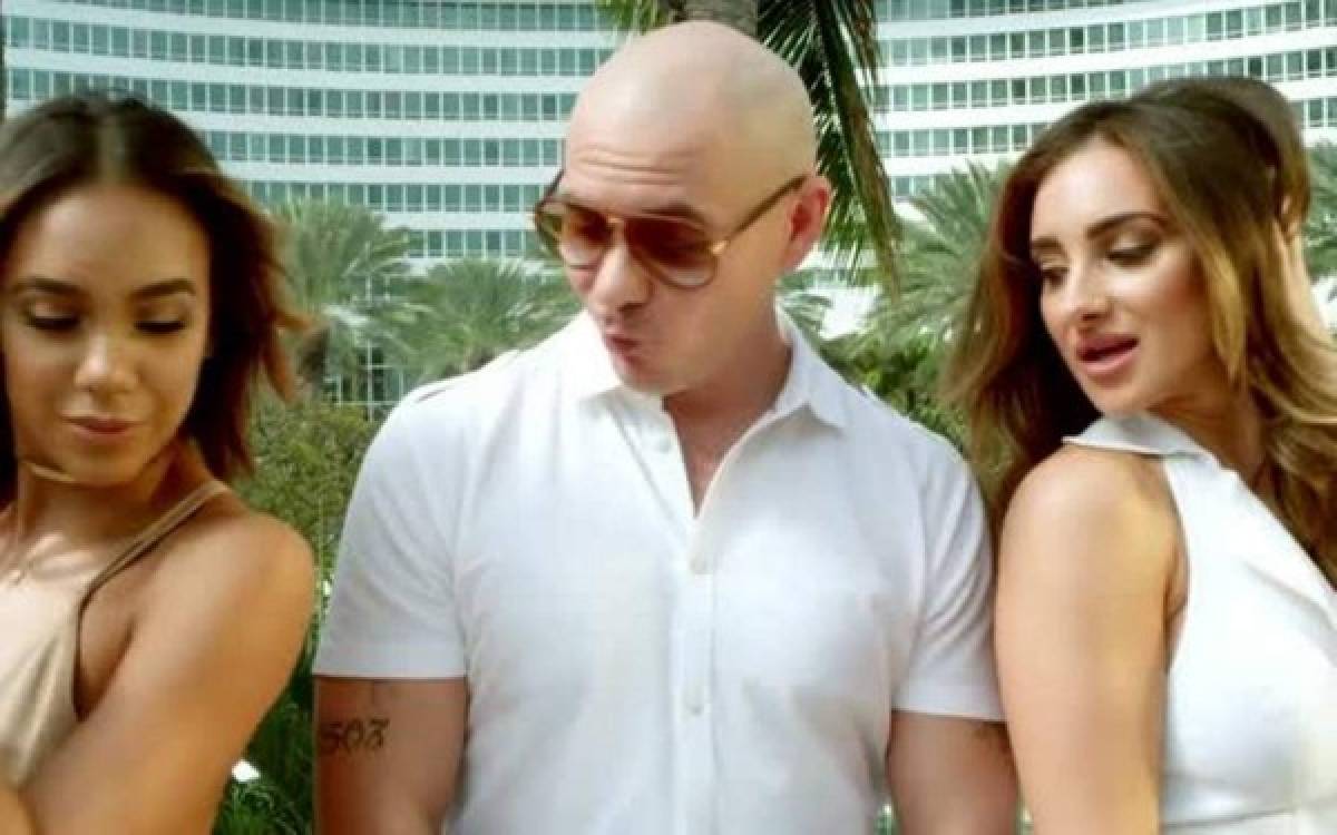 Video sexy de Pitbull sacude la política turística de Florida