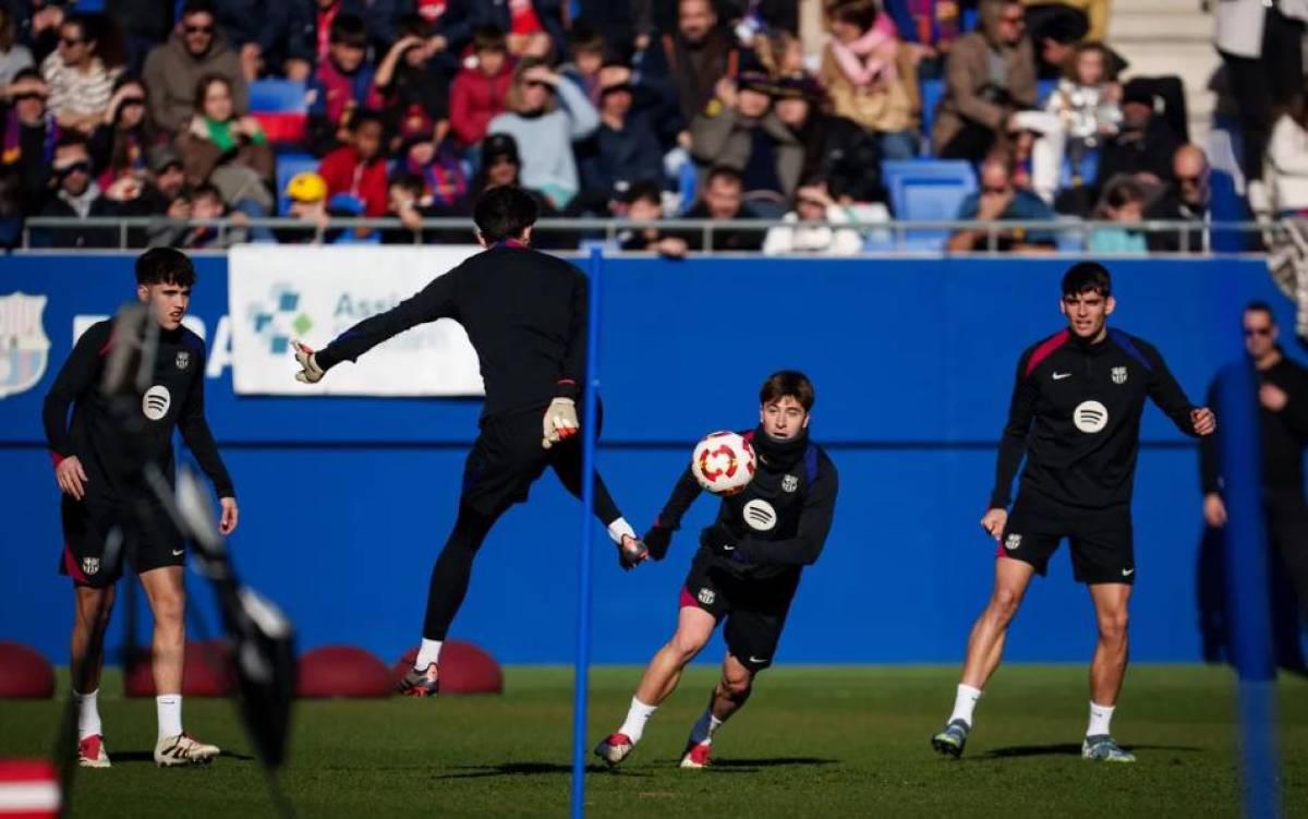 Barcelona abre las puertas en entrenamiento y llegan miles de aficionados