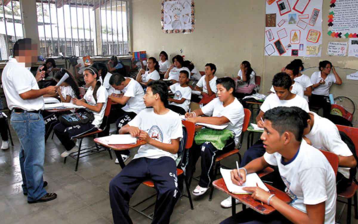 Maestros hacen piñata con las horas clases