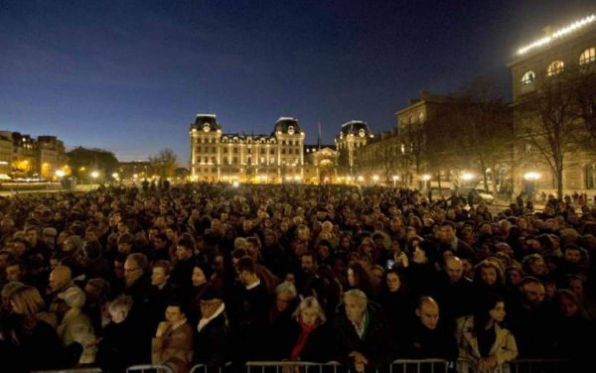 Parisinos se unen en solidaridad, después huyen por pánico