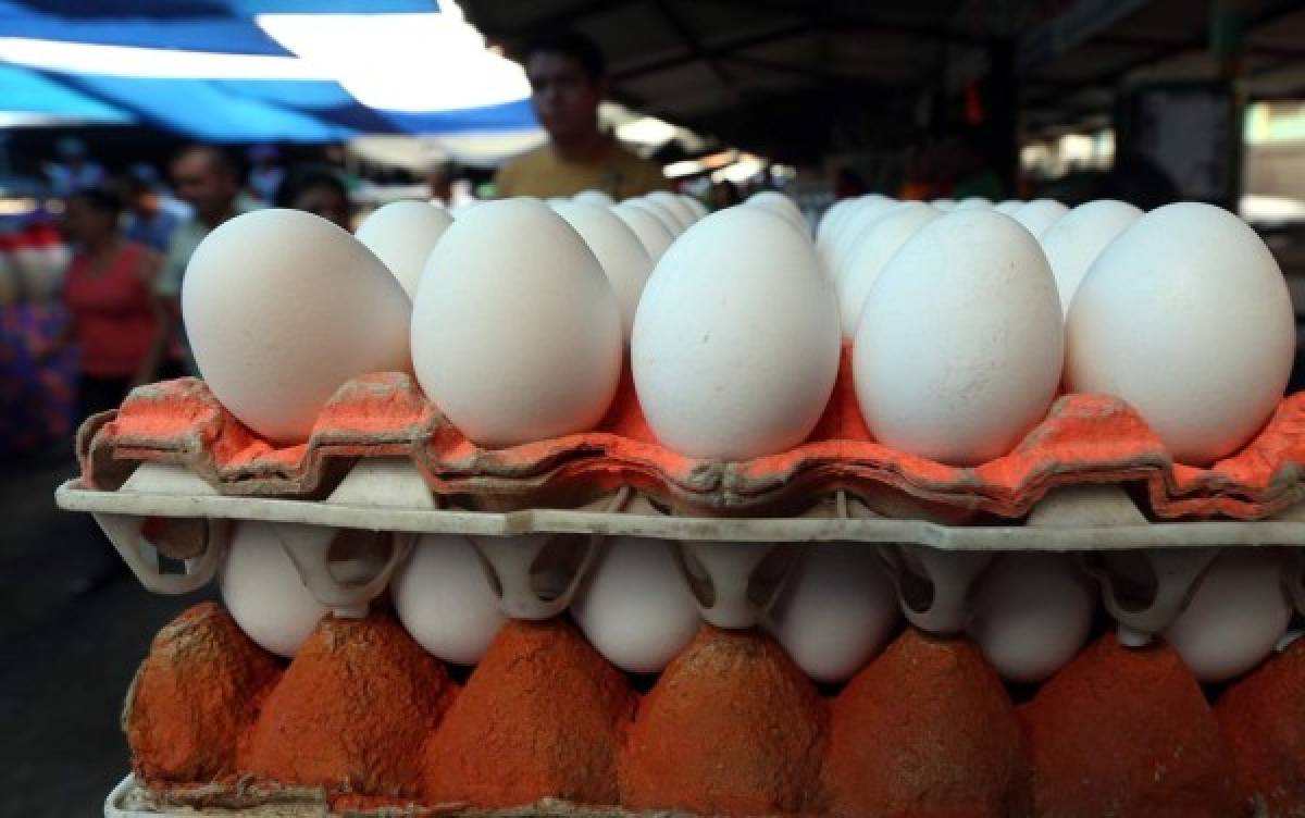 Dos lempiras sube cartón de huevos en feria del agricultor