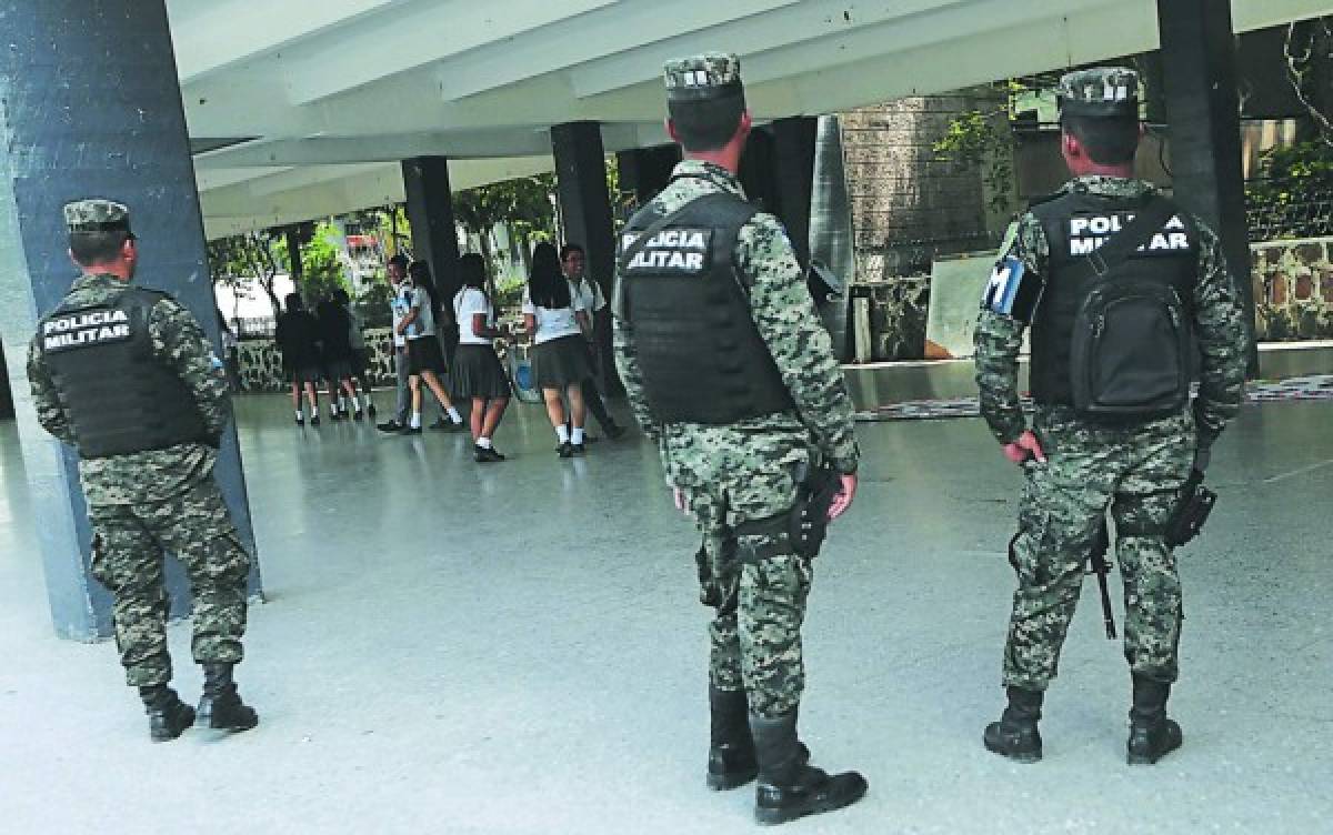 Militares ingresan a los colegios de Tegucigalpa para brindar seguridad