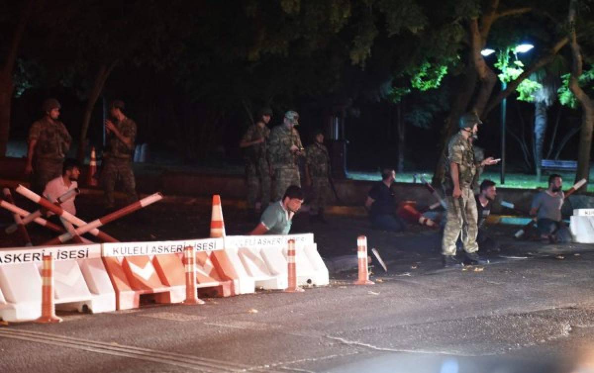 Fracasa golpe de Estado en Turquía y hay 60 muertos