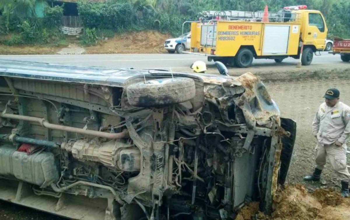 Desperfecto mecánico provoca que microbús se accidente y deje un herido en Yojoa