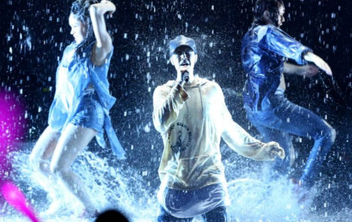 Justin Bieber sufre tremendo deslizón en escenario