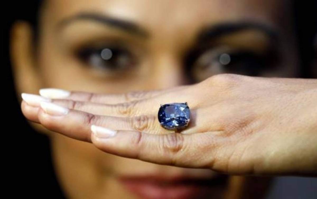 Subastan raro diamante azul por 48,5 millones de dólares