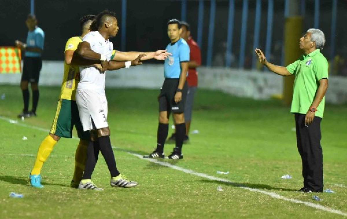 Henry Martínez fue expulsado ante la mirada de Castellón (Foto: AFP/ El Heraldo Honduras/ Noticias de Honduras)