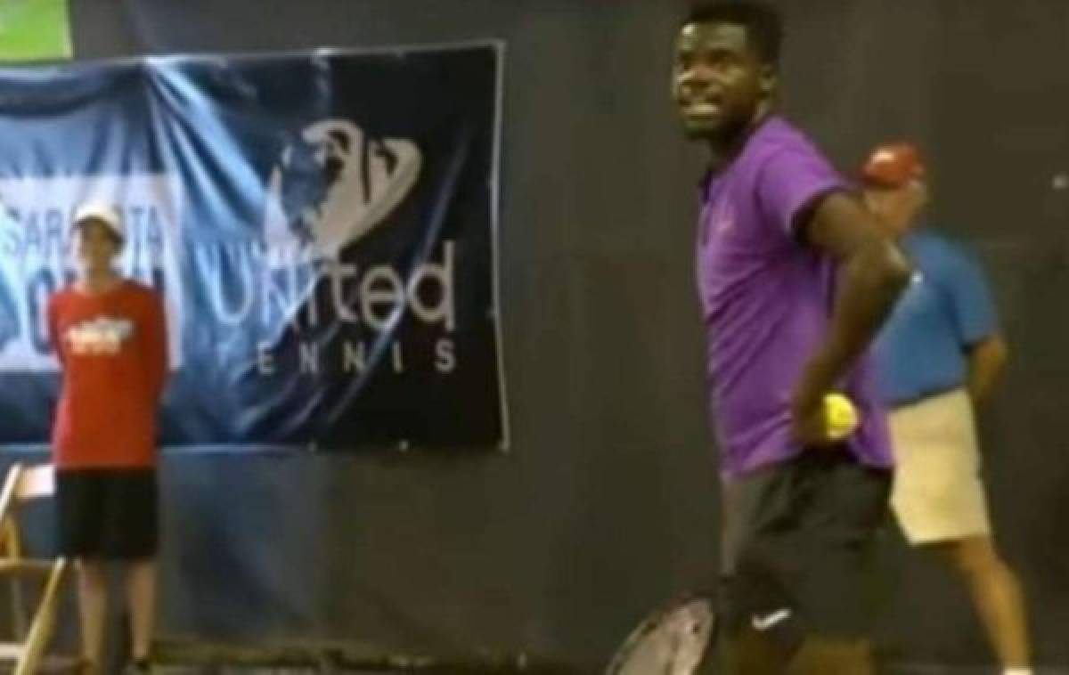 El tenista estadounidense Francis Tiafoe paró el partido y bromeó un poco con la situación.