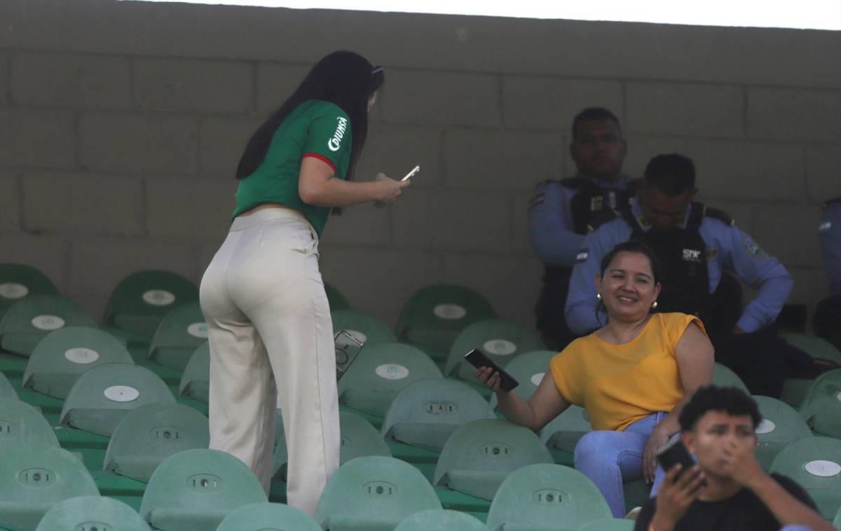 No se vio en TV: Abucheos contra Diego Vázquez y bellas chicas en el Marathón-Motagua