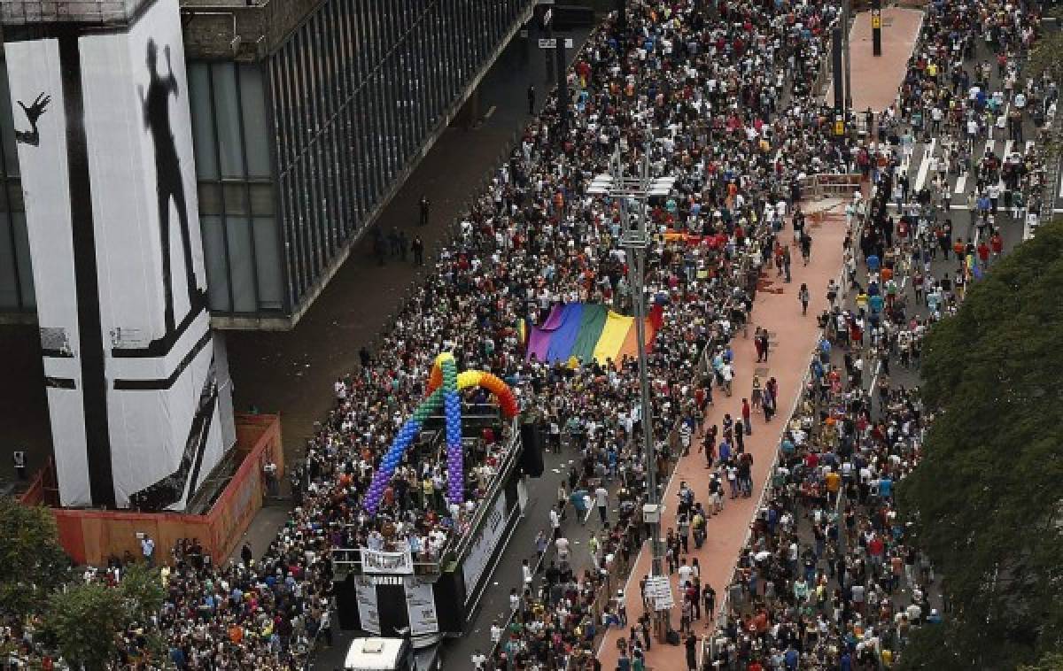 Una multitud asiste a la marcha del orgullo gay