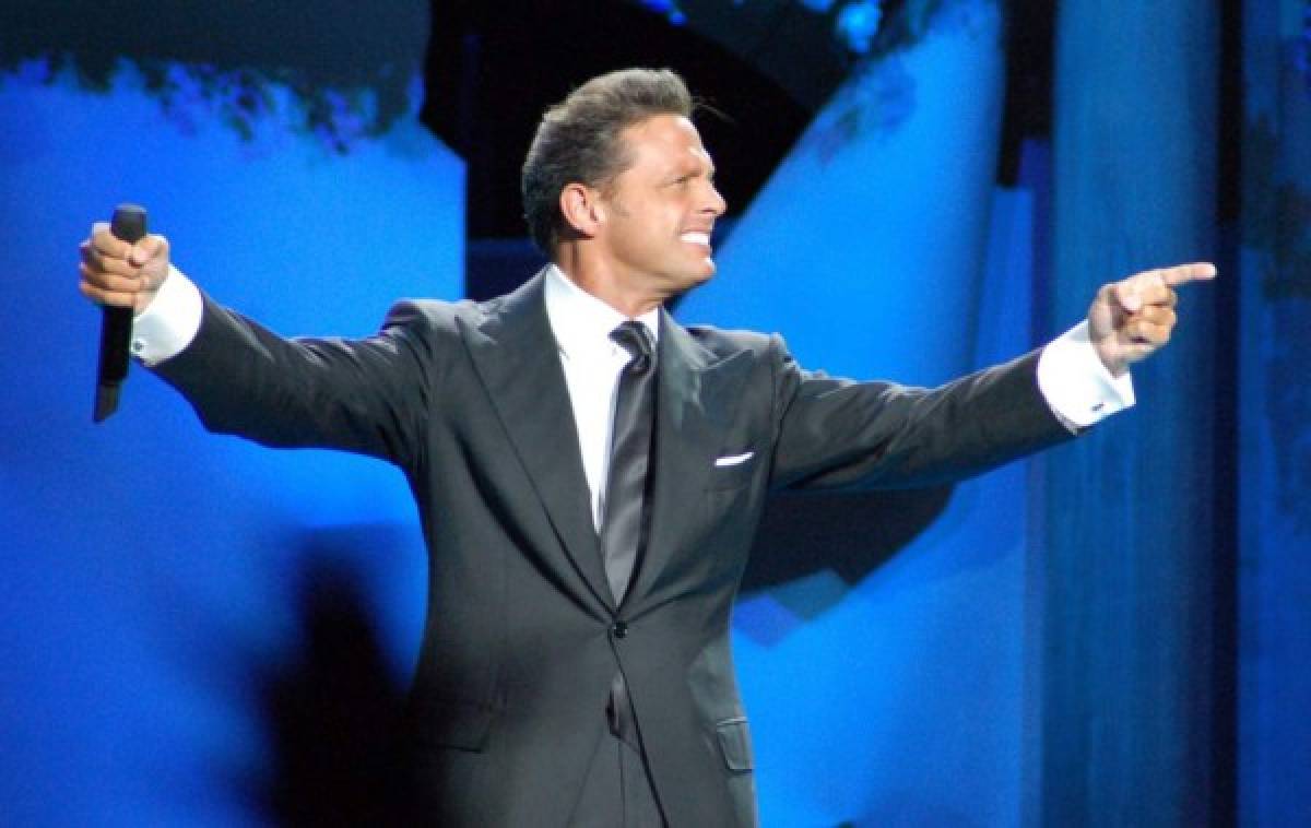 Cantante mexicano Luis Miguel abandona escenario durante concierto por salud