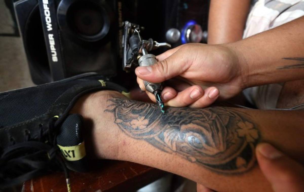 Apenas un centro de tatuajes opera con licencia sanitaria en la capital