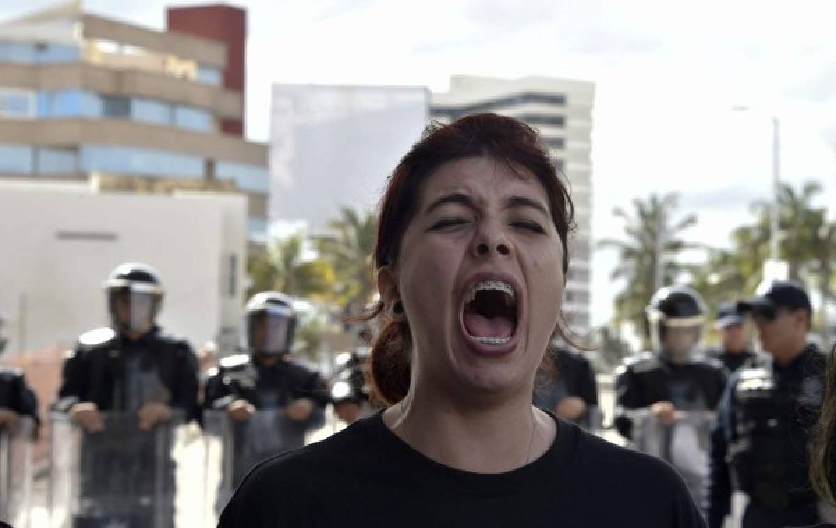 Inauguran cumbre en plena crisis de los estudiantes desaparecidos