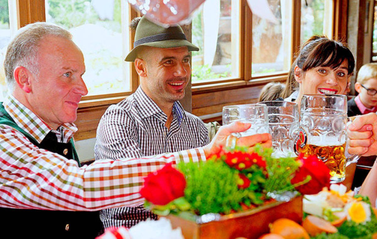 FOTOS: Guardiola celebra liderato con cerveza