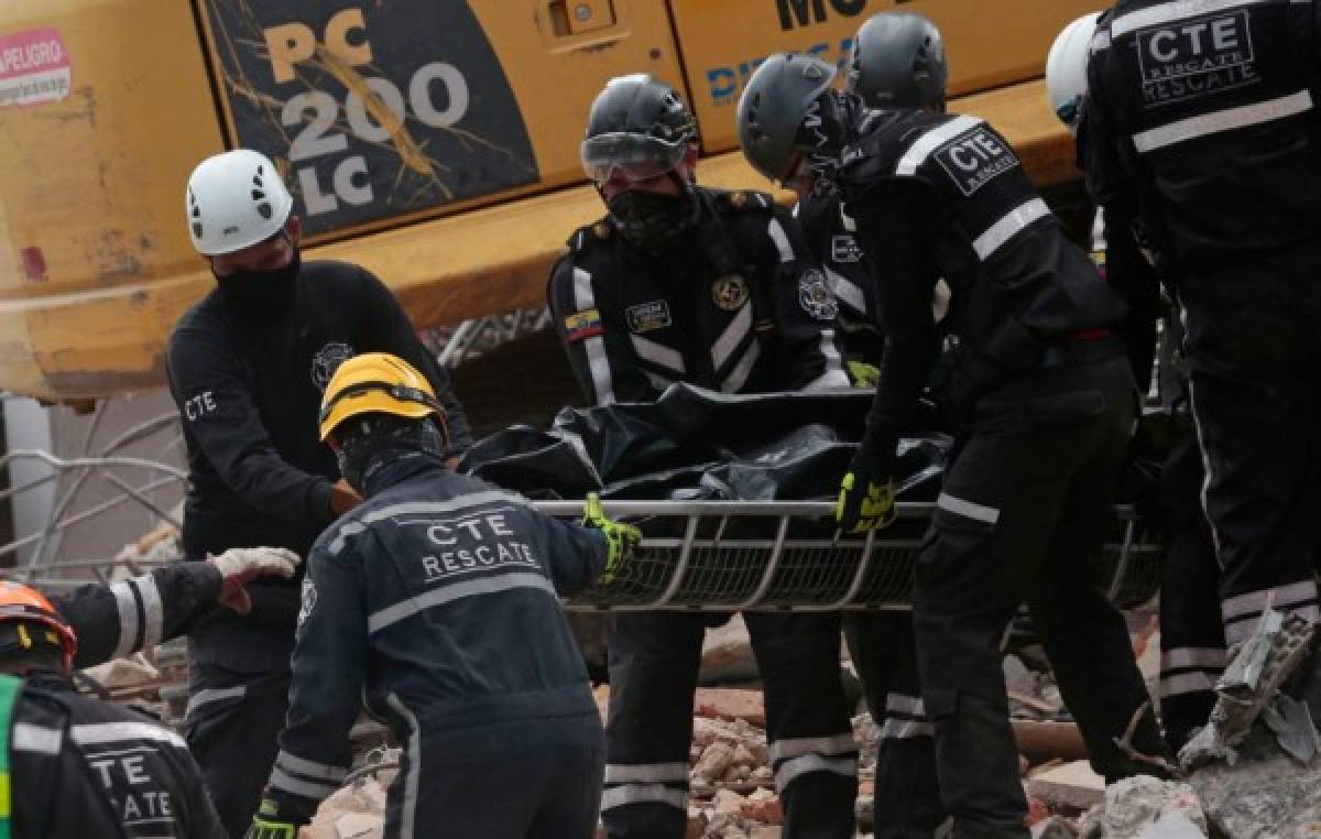 'Ahí está la morgue': féretros se apilan en estadio de fútbol en Ecuador