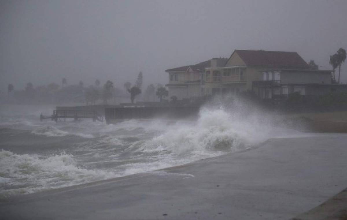 Huracán Harvey avanza a categoría 3 con vientos de casi 200 km/h