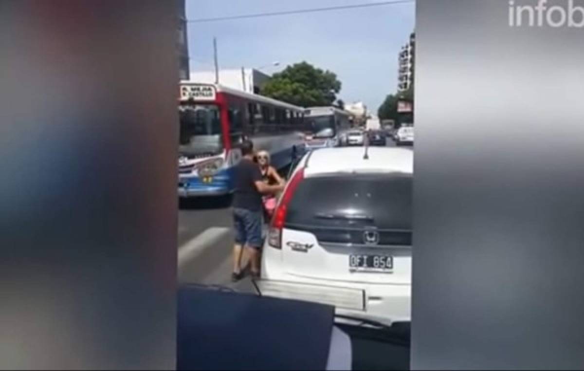 El hecho violento fue grabado por un conductor de un camión que estaba en la carretera.