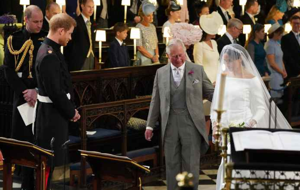 Momento en que Carlos entregaba a Meghan en el altar.