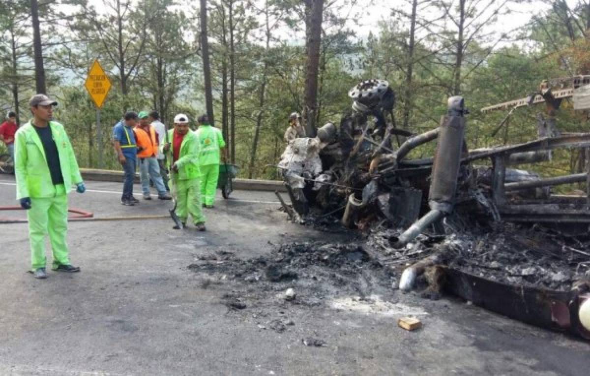 Honduras: Hombre se salva de morir al incendiarse una rastra en su totalidad en la carretera CA-5