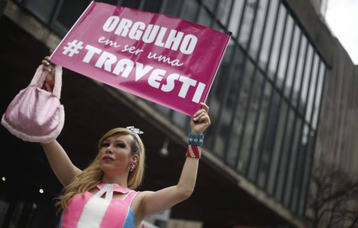 Una multitud asiste a la marcha del orgullo gay