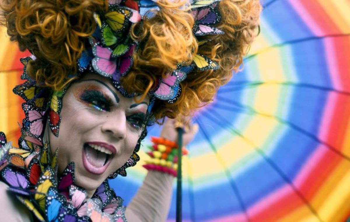 Una multitud asiste a la marcha del orgullo gay