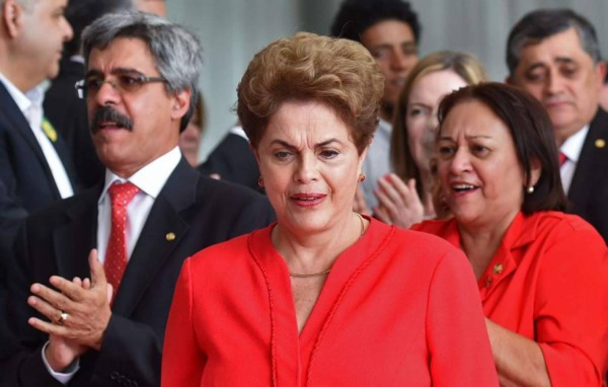 'Volveremos, volveremos', dice Rousseff tras su destitución