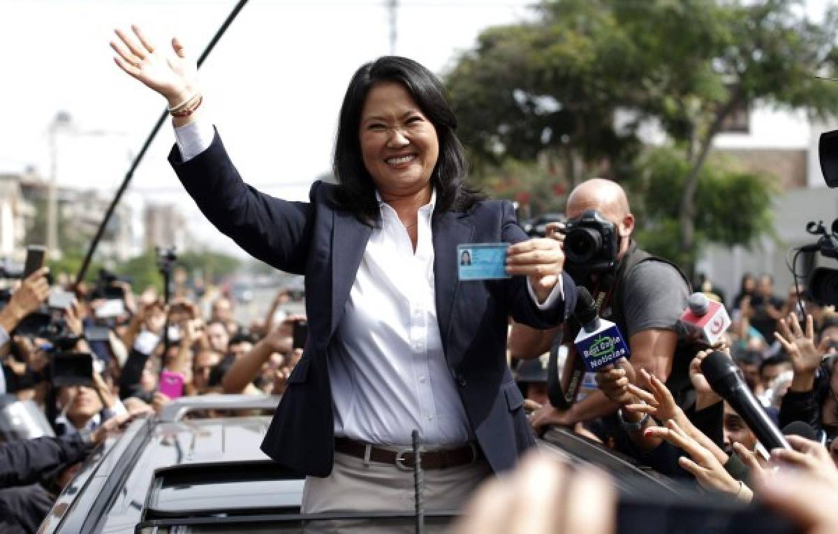 Kuczynski aventaja ligeramente a Fujimori en reñidas presidenciales de Perú