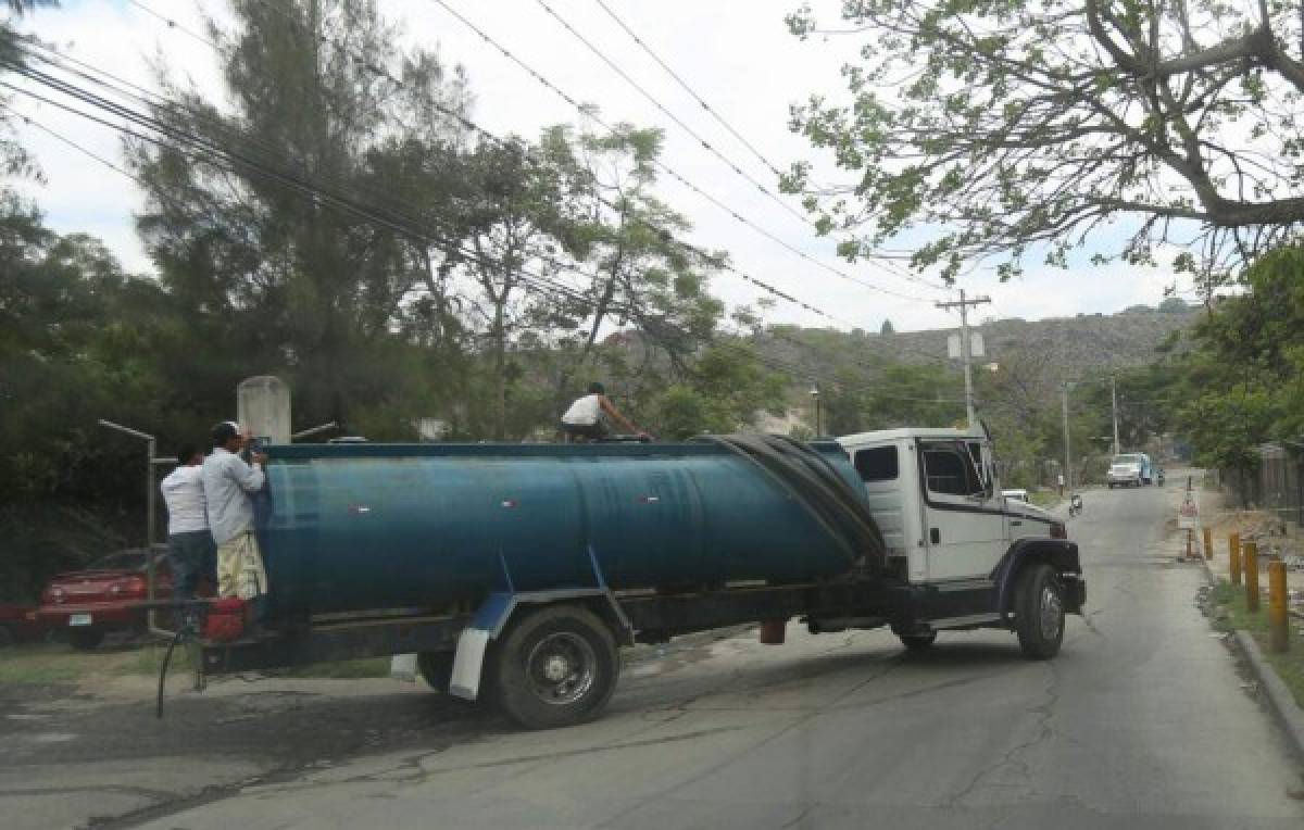 Aprovechados 'aguateros' exageran precios de barril de agua