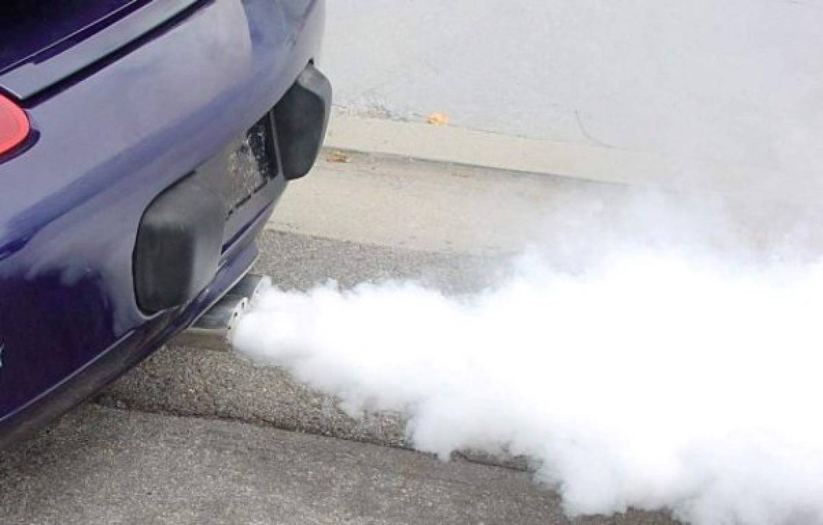 De blando a negro, el color del humo de tu auto te indica si tiene averías.