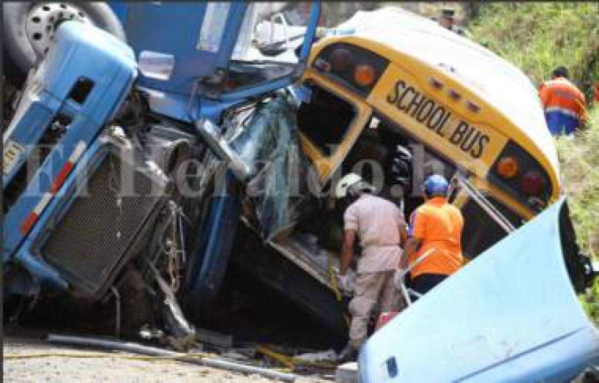 El bus fue completamente aplastado por el pesado furgón (Foto: El Heraldo Honduras/ Noticias de Honduras)