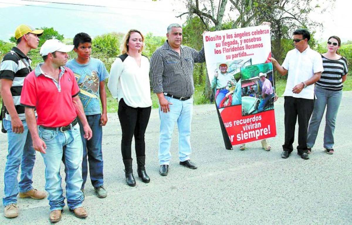 Copán tributa masiva despedida a Gauggel y su hijo