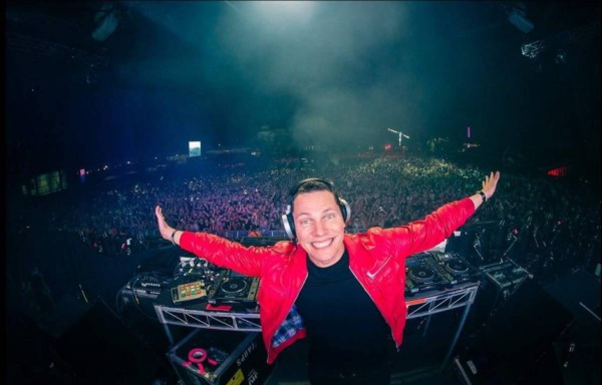 DJ Tiësto llega a sus 47 años en medio de mezclas y tornamesas